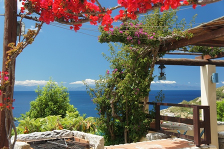 Villa Meridiana Posizione fantastica in un angolo intatto e tranquillo dell'Elba. 6 posti letto, grande terrazzo vista mare, giardino, posto macchina. 300m dal mare. 