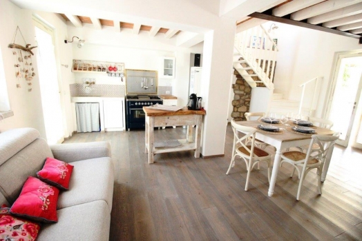 salotto e cucina e porta terrazzo - Wohnraum mit Küchenzeile und Terrassentür