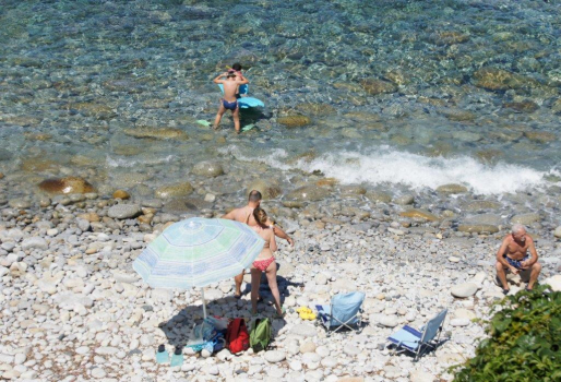 spiaggia Pomonte con ciottoli di granito bianco