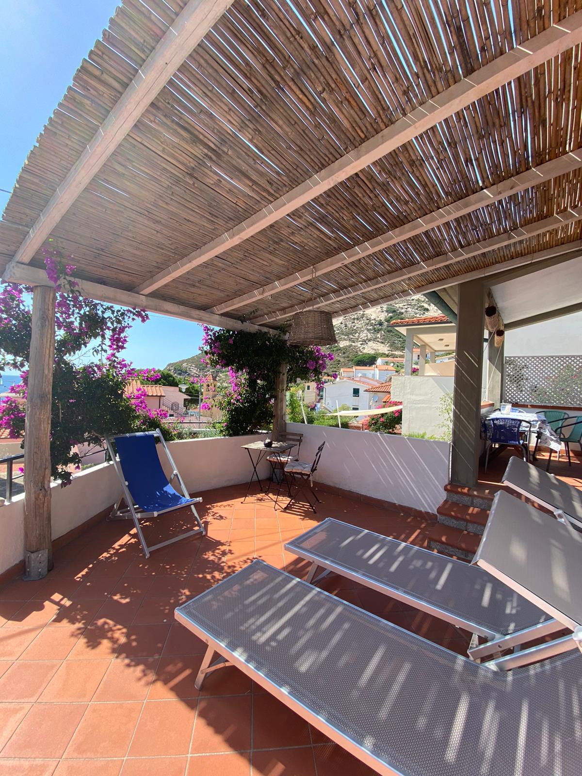 Casa Sofia  90m dal mare, nel piccolo borgo di CHIESSI, sulla costa del sole, curato trilocale con parcheggio privato, WiFI, aria condizionata, lavastoviglie, lavatrice e grande terrazza, vista mare, 4 posti letto. 