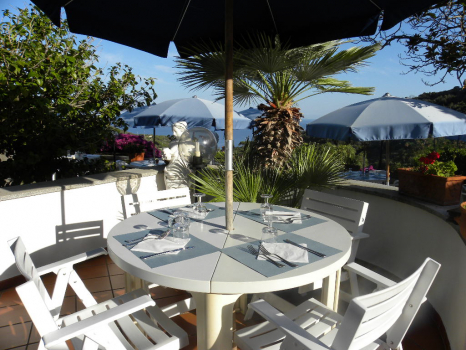 terrazza panoramica con tavoli e ombrelloni (7)