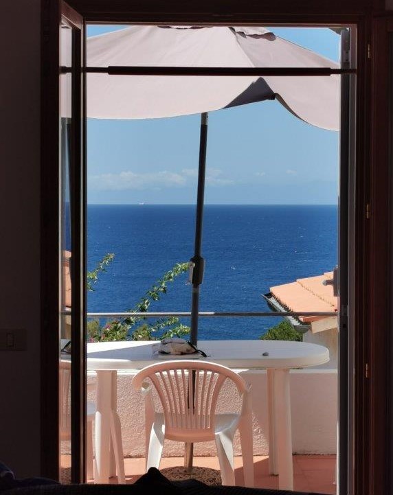 Casa Oleandro Trilocale con terrazza panoramica vista mare. Aria condizionata, 2 camere da letto, 2 bagni, ampio salotto e terrazza attrezzata.  100m dal mare!