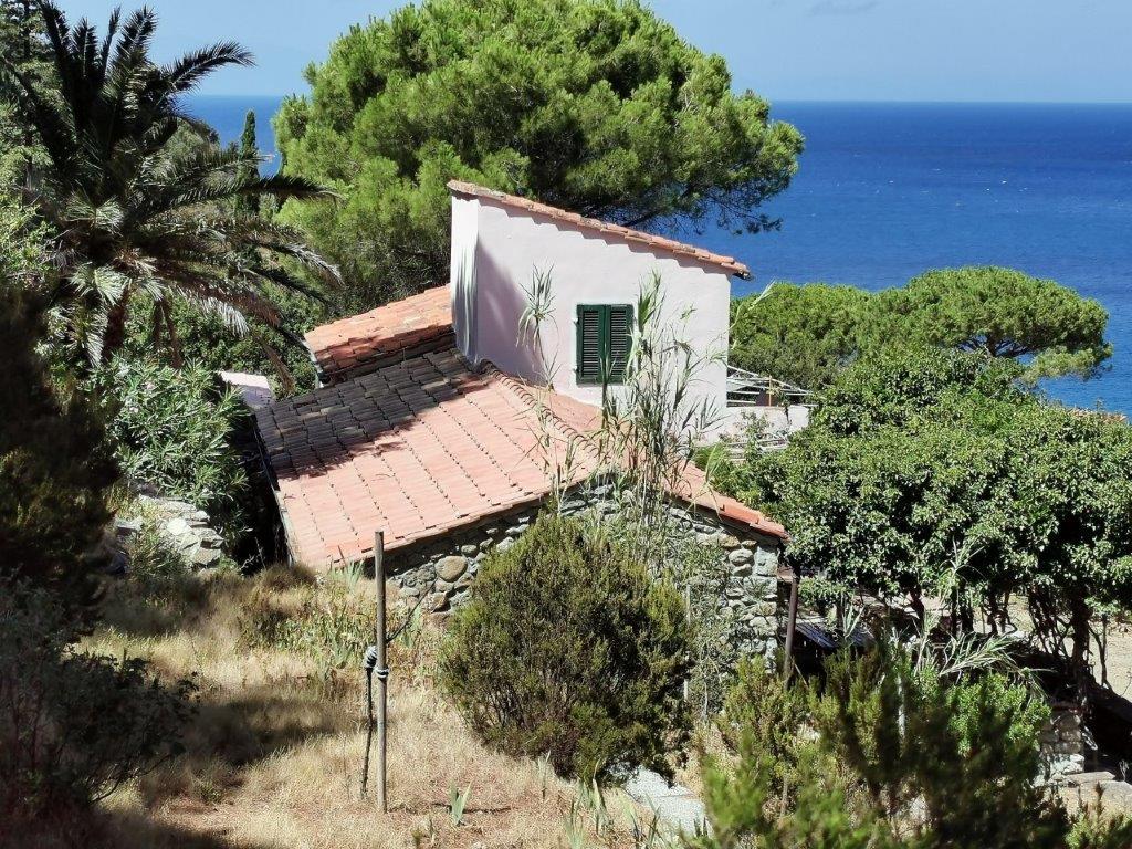 Casa Monika Vecchia cantina elbana, trasformata in abitazione negli anni 60, in fantastica posizione a due passi dal mare, immersa nel verde e dal sapore dei tempi passati ...