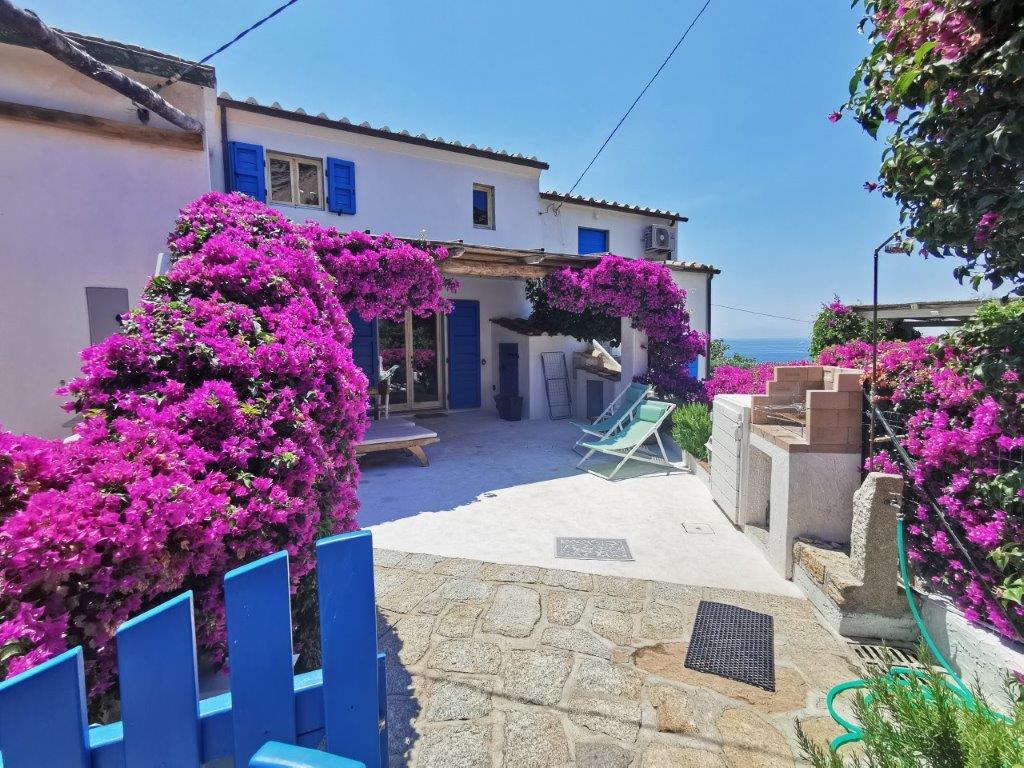 Casa La Forana  In uno degli angoli più suggestivi dell'Isola d'Elba, questa casa in stile mediterraneo offre il massimo comfort in un ambiente autentico e genuino. 4 posti letto, due bagni, due terrazzi, aria condizionata, WiFi, parcheggio, TVsat, 100m dal mare.