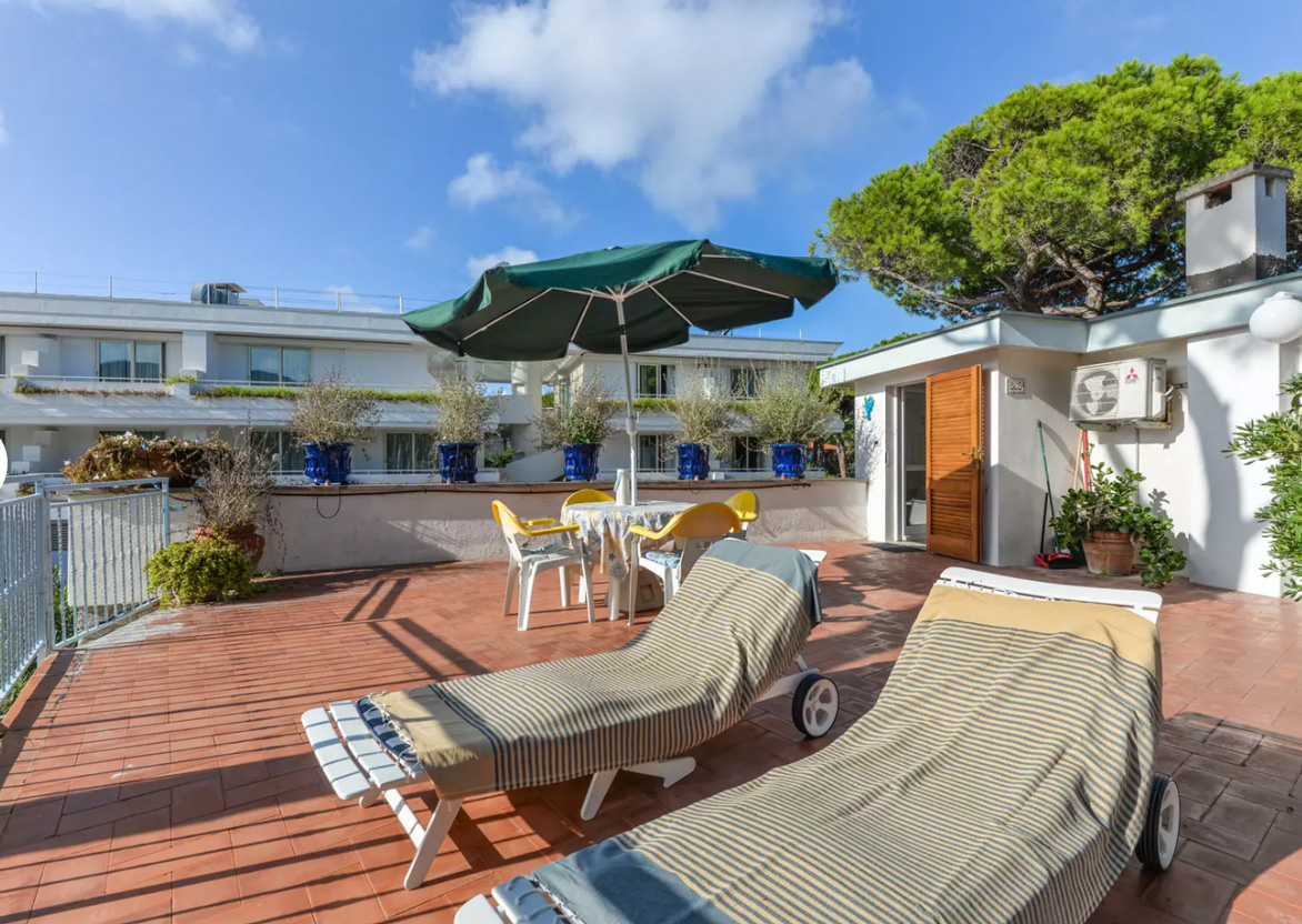 Villa Fantagalì  App. 505 - 30m vom Meer Direkt am Sandstrand von Marina di Campo unter schattenspendenden Pinien; 40 qm Terrasse mit Meerblick! 5 Betten, WiFi, Klimaanlage, Parkplatz. Lastminute vom 09. - 16.07.2023 Preisnachlass von 20%!