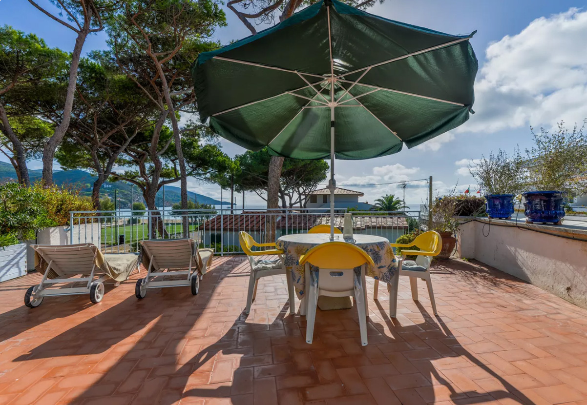 villa fantagalì app. 505 20m from the beach of Marina di Campo, apartment, sleeps 5, with exclusive terrace of 60sqm on the top of VILLA FANTAGALI'. Lastminute 09 - 16/07/2023 20% off! 