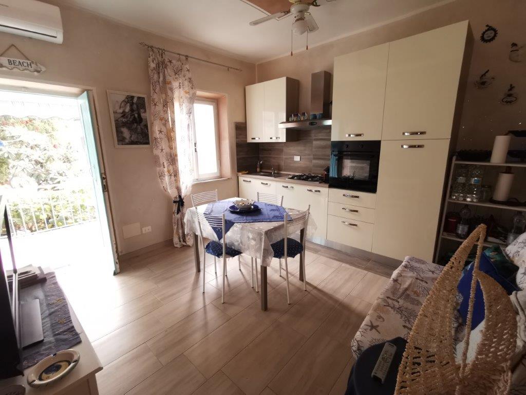 Casa Giovanna Comodo appartamento a 100m dalla spiaggia di Seccheto; ideale per una famiglia con 3 camere da letto; oppure come investimento. 