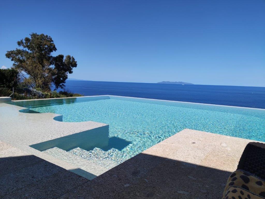 Casa Bianca alla Zanca Einfach fantastisch: Lage und Architektur. Einzigartig in der elbanischen Landschaft. Infinitypool. Innen- und Außengestaltung von höchster Qualität.