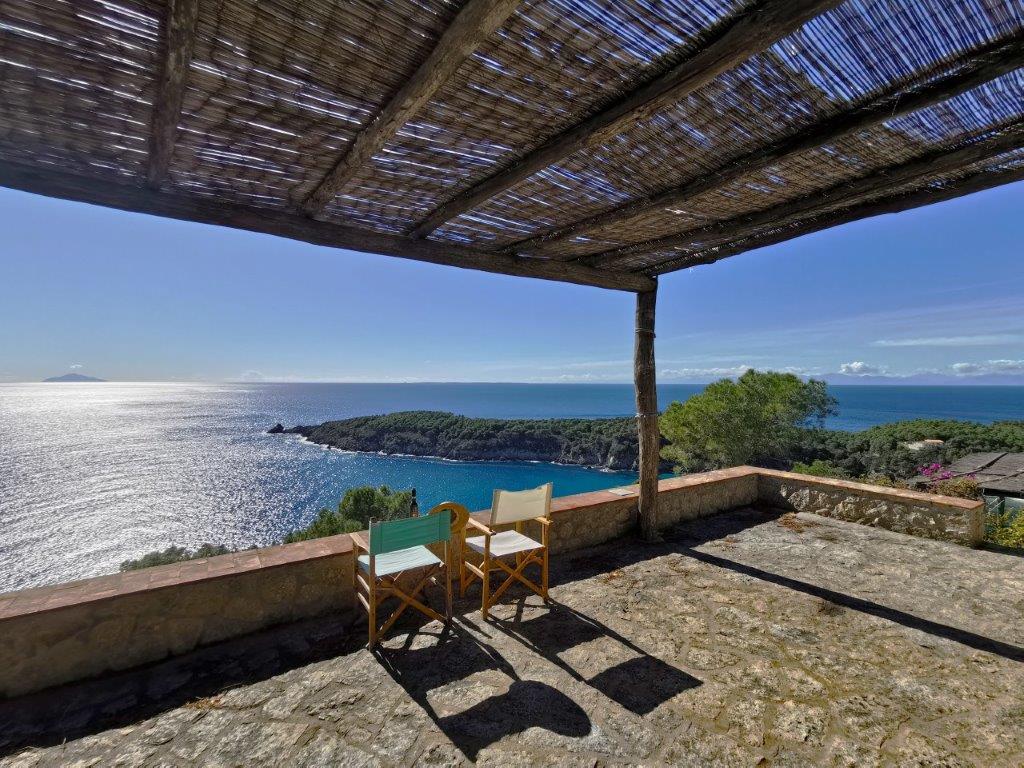 Villa Arcipelago In splendida posizione, con vista libera solo sul mare e le isole dell'Arcipelago, a due passi dalla splendida spiaggia di Fetovaia, la Villa Arcipelago può ospitare fino a 10 persone. Dotata di ampi terrazzi vista mare, 4 camere, 3 bagni, grande terreno e assoluta privacy. Con discesa privata sulla scogliera di Fetovaia. 