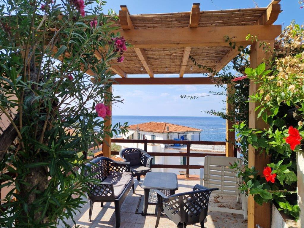 casa scoglio In posizione incantevole sulla grande scogliera di Pomonte con ampi spazi esterni, delizioso bilocale per 4 persone! 