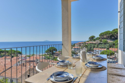 Casa Azzurrina  Mare Bellissmo appartamento appena ristrutturato con 7/8 posti letto: 3 camere, 3 bagni, grande soggiorno con 2 comodi divani letti, cucina ad isola, due terrazzi (uno ombreggiato e ventilato ed uno lato sud), posto macchina, WiFi, air-conditioning, lavastoviglie, lavatrice. Ideale per una o due famiglie!